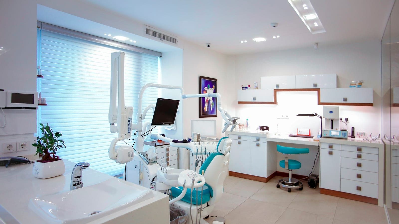 A calm, modern treatment room at Marloe Dental